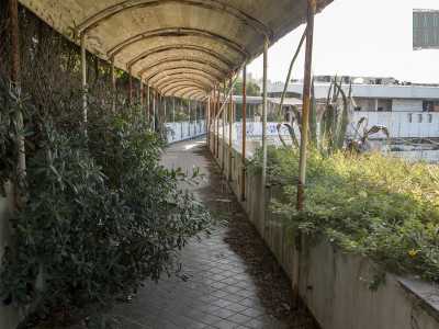 Ci ritroviamo quindi in un tunnel con vista sul mare: il percorso che i clienti effettuavano per accedere alla sala